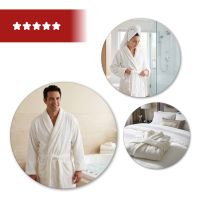 Biały szlafrok hotelowy z paskiem i dwiema kieszeniami