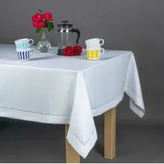 Obrus z Mereżką Biały 140 x 240 Prosty i Elegancki